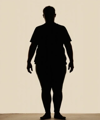 Silueta de persona con sobrepeso, fondo neutro.